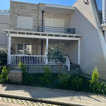Casa Al Mare, Lura 3 Gjiri I Lalzit بيت للعطل *